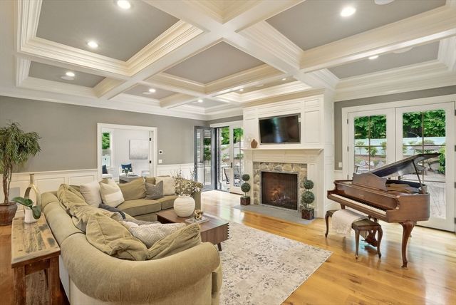 4 Abbott Ln, Bedford, MA 01730