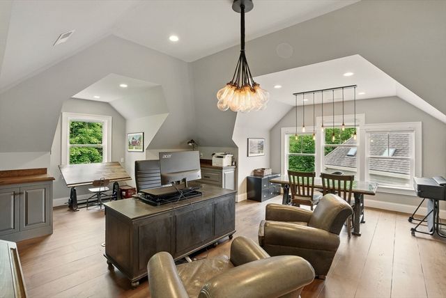 4 Abbott Ln, Bedford, MA 01730