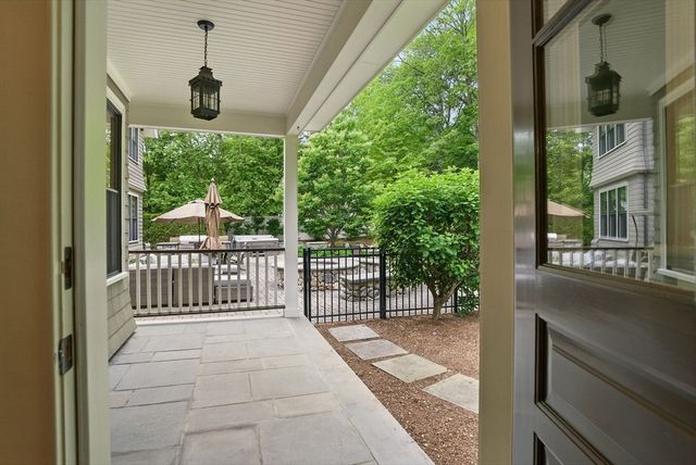 4 Abbott Ln, Bedford, MA 01730
