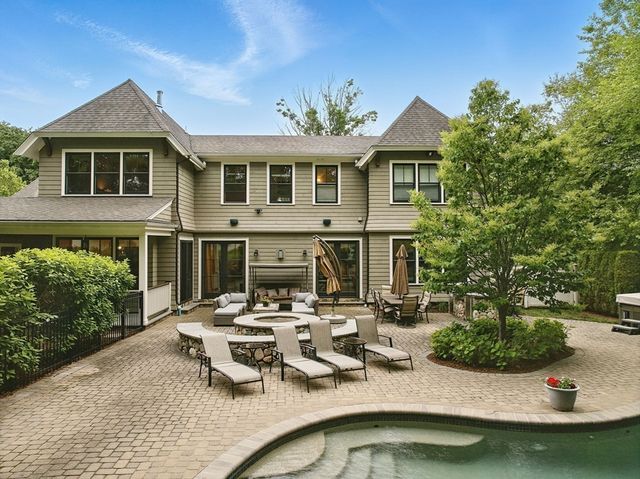 4 Abbott Ln, Bedford, MA 01730