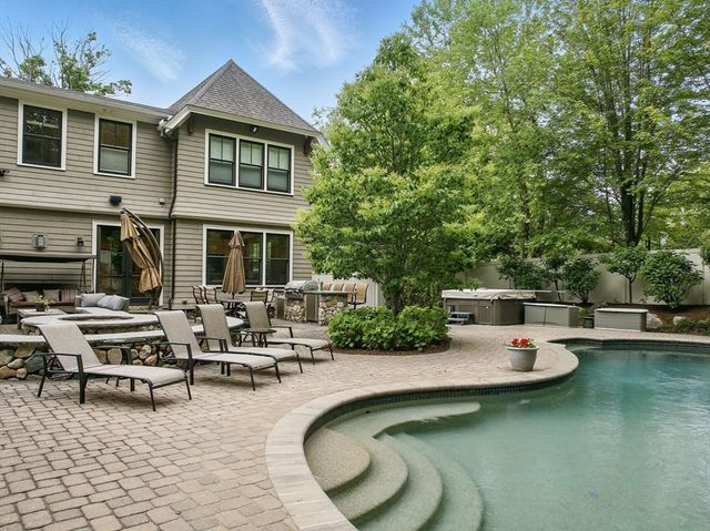 4 Abbott Ln, Bedford, MA 01730