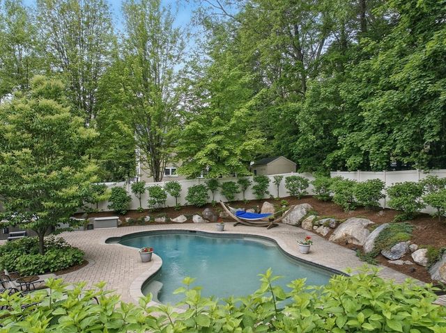 4 Abbott Ln, Bedford, MA 01730
