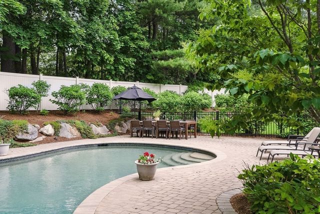 4 Abbott Ln, Bedford, MA 01730