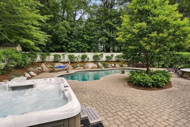 4 Abbott Ln, Bedford, MA 01730