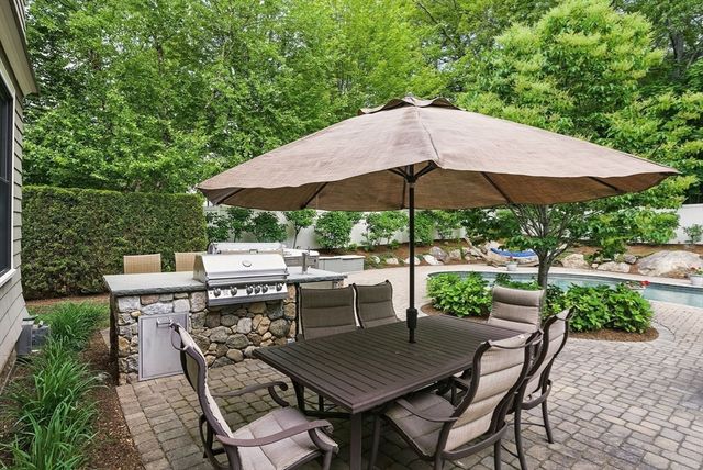 4 Abbott Ln, Bedford, MA 01730