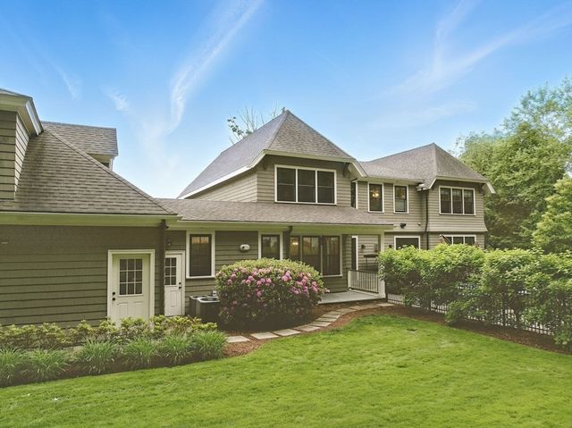 4 Abbott Ln, Bedford, MA 01730