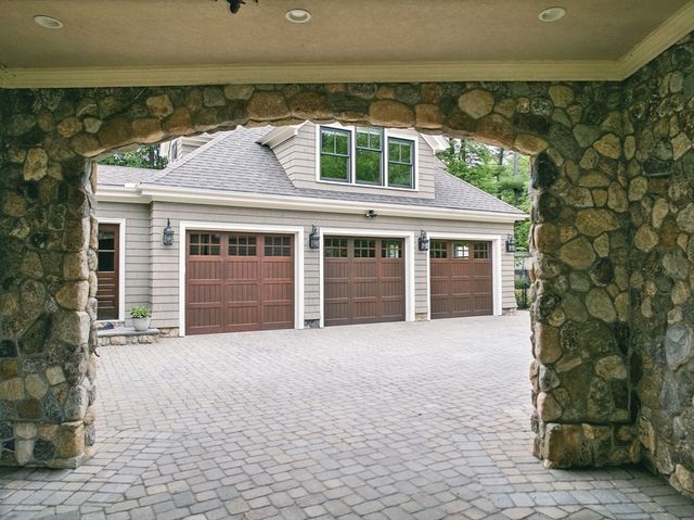 4 Abbott Ln, Bedford, MA 01730