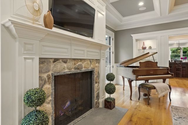 4 Abbott Ln, Bedford, MA 01730