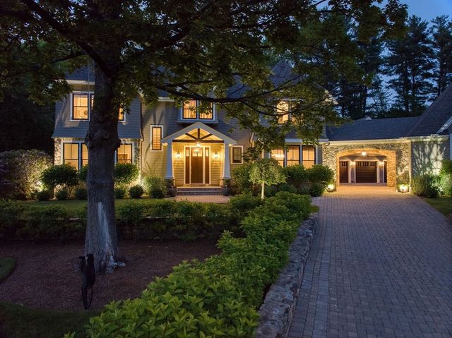 4 Abbott Ln, Bedford, MA 01730