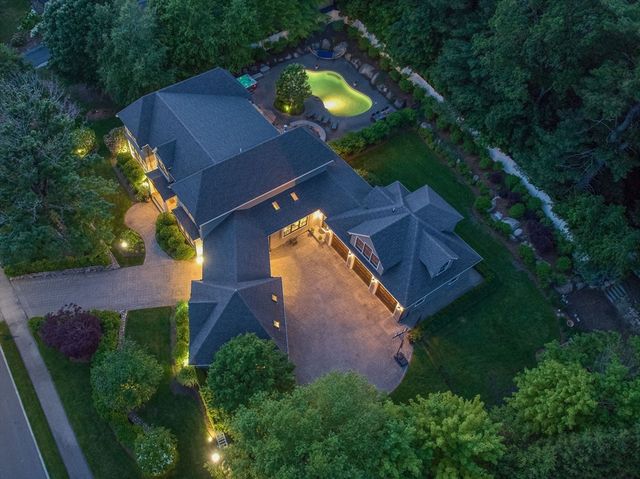 4 Abbott Ln, Bedford, MA 01730