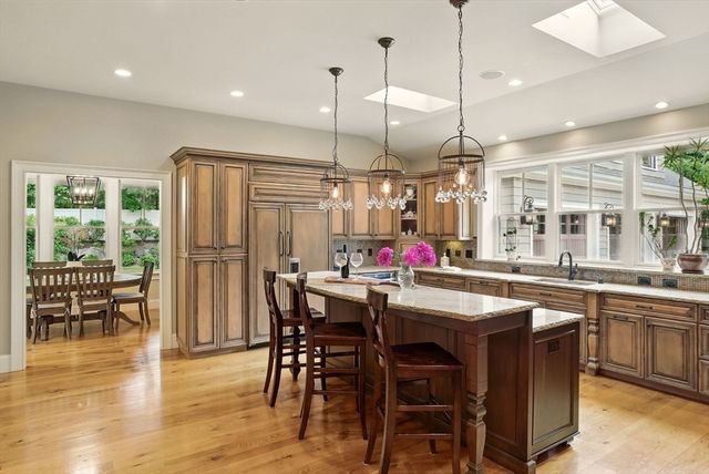 4 Abbott Ln, Bedford, MA 01730