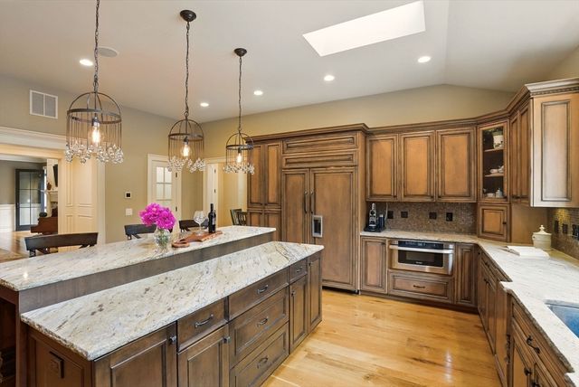 4 Abbott Ln, Bedford, MA 01730