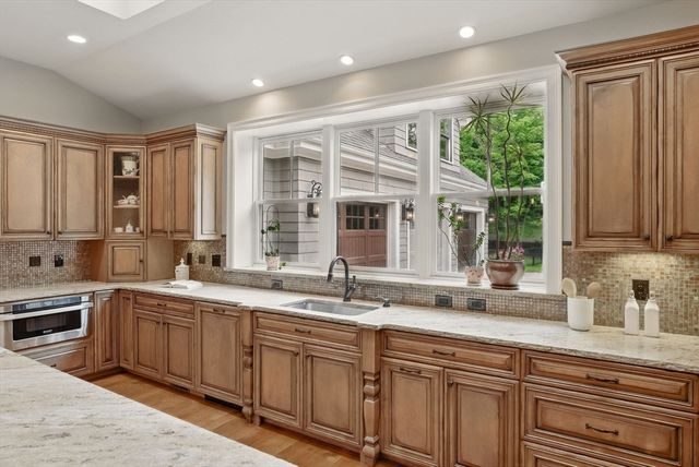 4 Abbott Ln, Bedford, MA 01730
