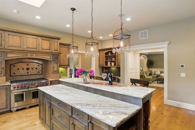 4 Abbott Ln, Bedford, MA 01730