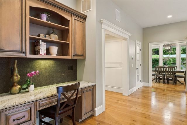 4 Abbott Ln, Bedford, MA 01730