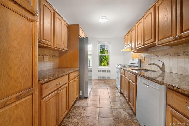 444 Middle Neck Road 1R, Great Neck, NY 11023