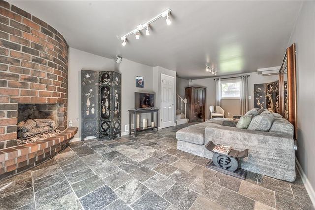 10007 W 98 Street, Overland Park, KS 66212