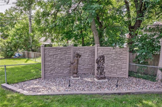 10007 W 98 Street, Overland Park, KS 66212