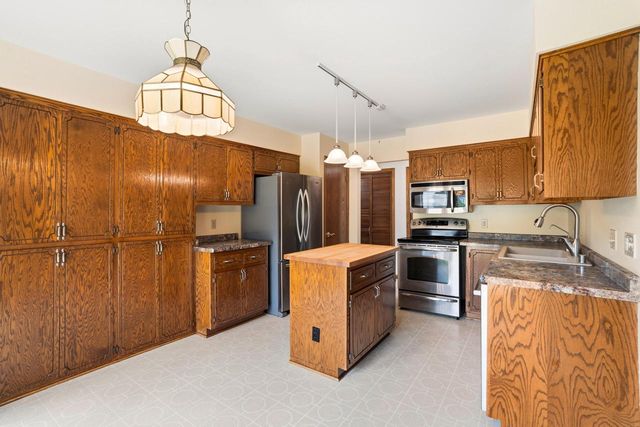 5413 Somerset LANE S, Greenfield, WI 53221