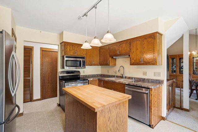5413 Somerset LANE S, Greenfield, WI 53221