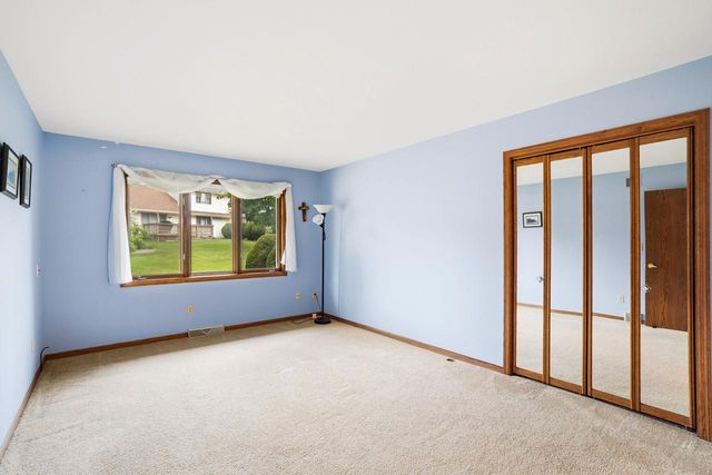 5413 Somerset LANE S, Greenfield, WI 53221