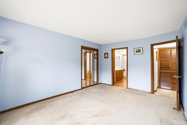 5413 Somerset LANE S, Greenfield, WI 53221