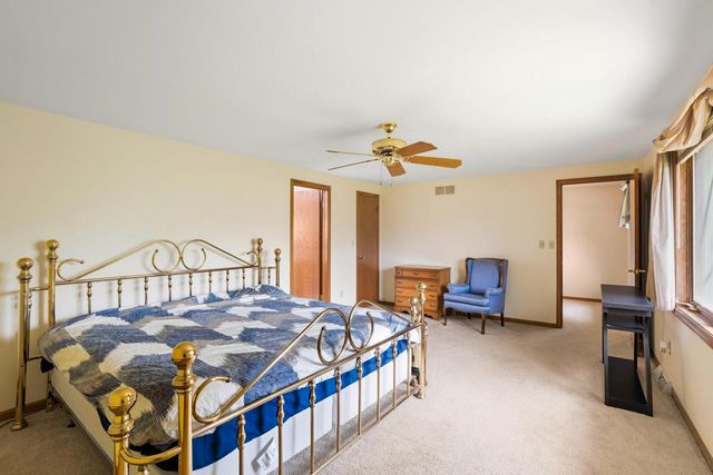 5413 Somerset LANE S, Greenfield, WI 53221