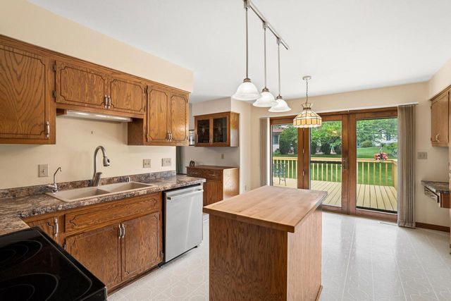5413 Somerset LANE S, Greenfield, WI 53221