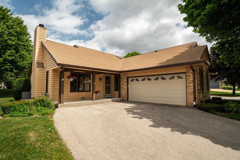 5413 Somerset LANE S, Greenfield, WI 53221