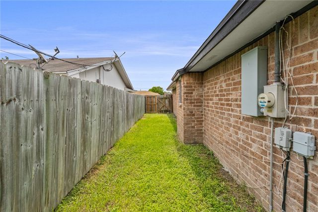 5853 Crestmore Dr, Corpus Christi, TX 78415