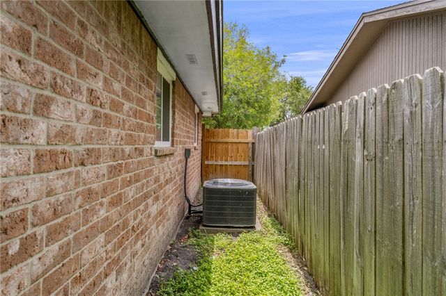 5853 Crestmore Dr, Corpus Christi, TX 78415