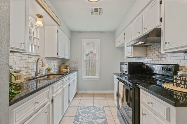 5853 Crestmore Dr, Corpus Christi, TX 78415