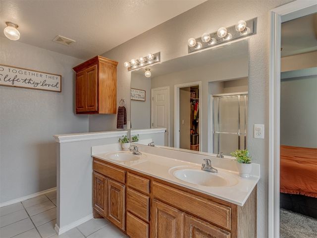 716 E Forest Court Lane, Mustang, OK 73064