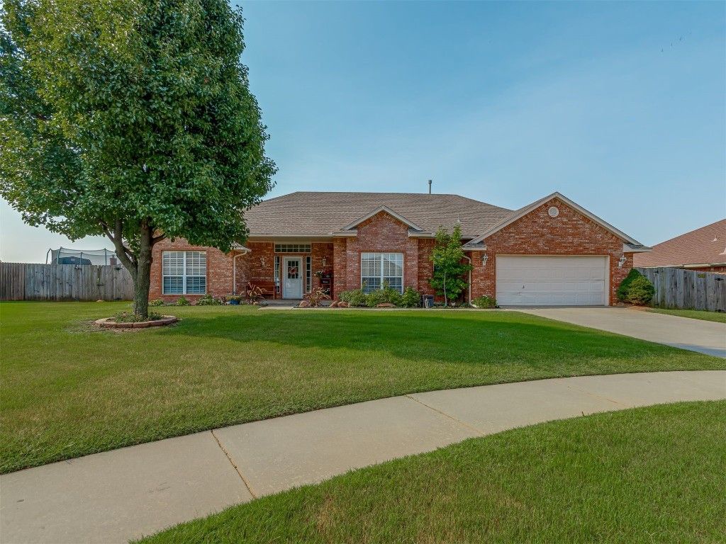 716 E Forest Court Lane, Mustang, OK 73064