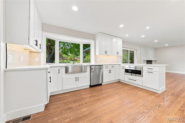 849 Charlesgate Drive, St Louis, MO 63132