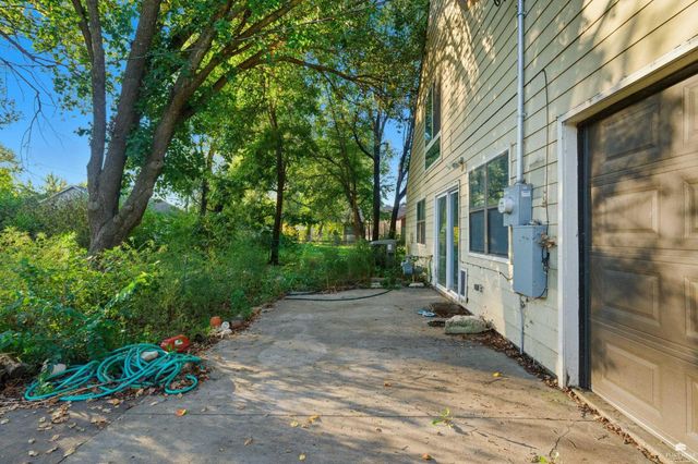 2120 Halls Landing, Manhattan, KS 66502