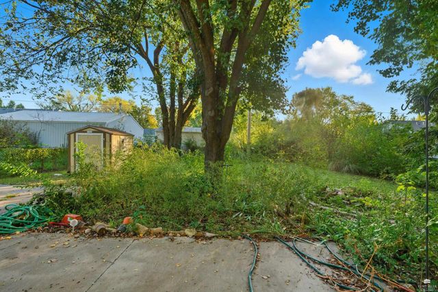 2120 Halls Landing, Manhattan, KS 66502