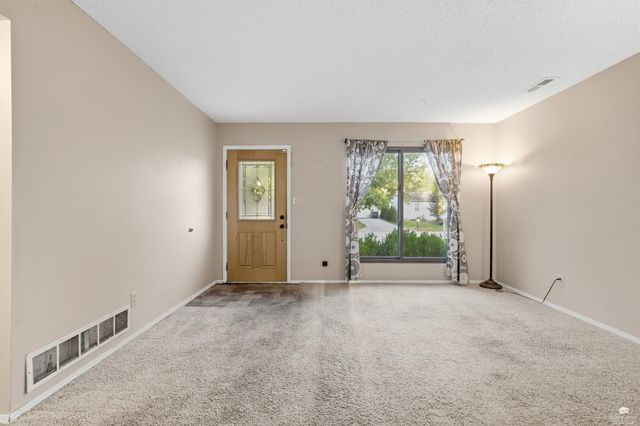 2120 Halls Landing, Manhattan, KS 66502