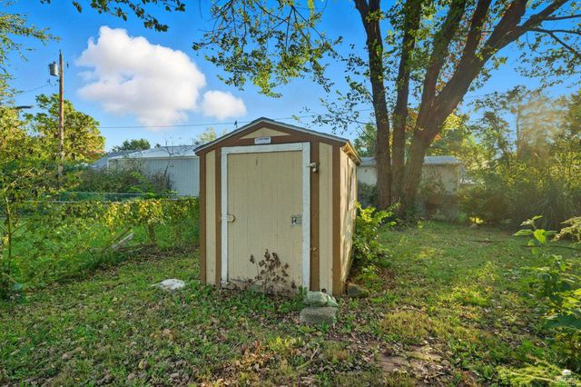 2120 Halls Landing, Manhattan, KS 66502