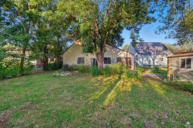 2120 Halls Landing, Manhattan, KS 66502