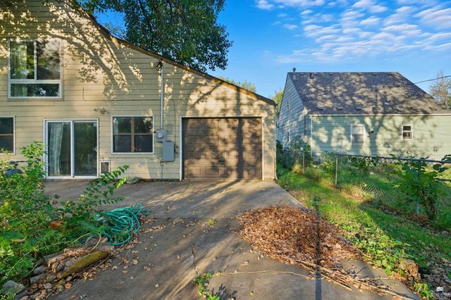 2120 Halls Landing, Manhattan, KS 66502