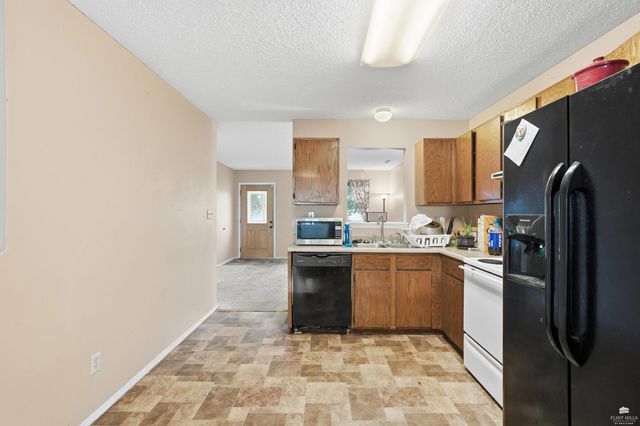 2120 Halls Landing, Manhattan, KS 66502