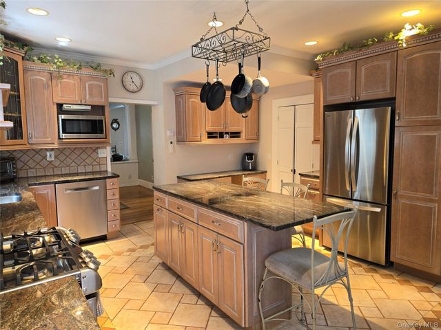 263 Candee Avenue, Sayville, NY 11782
