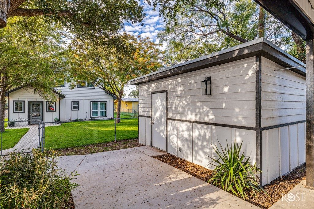 Image 4 of property listing at 1706 Shad Rd, San Angelo, TX 76904