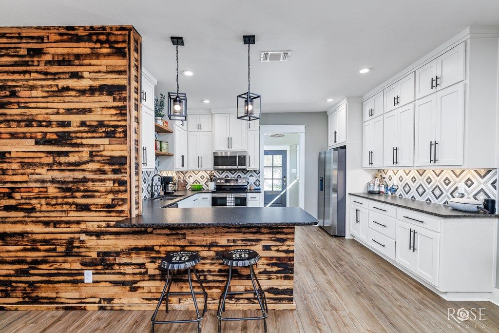 Image 6 of property listing at 1706 Shad Rd, San Angelo, TX 76904