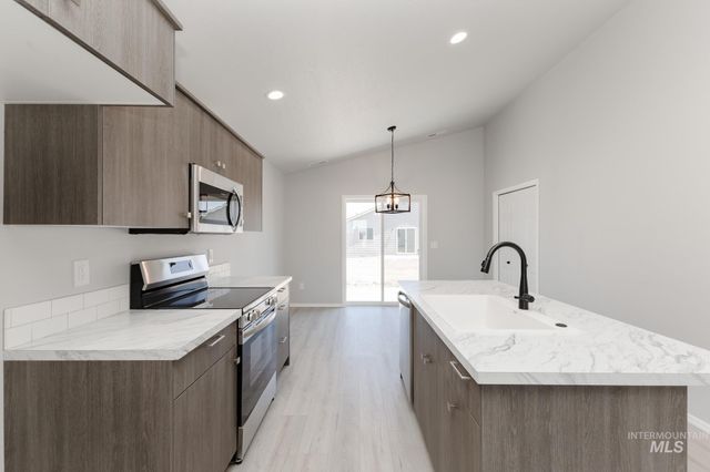1670 SW Besra Dr, Mountain Home, ID 83647