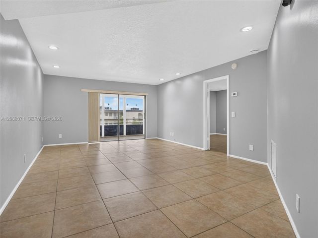 4140 NW 44th Avenue 408, Lauderdale Lakes, FL 33319