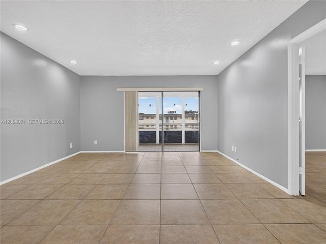 4140 NW 44th Avenue 408, Lauderdale Lakes, FL 33319
