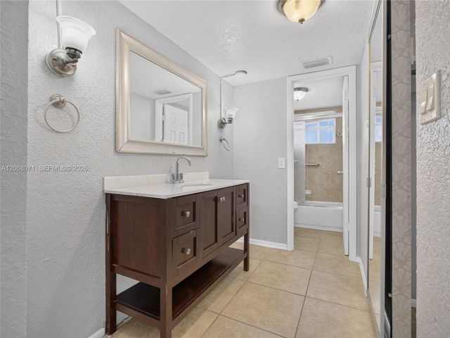 4140 NW 44th Avenue 408, Lauderdale Lakes, FL 33319