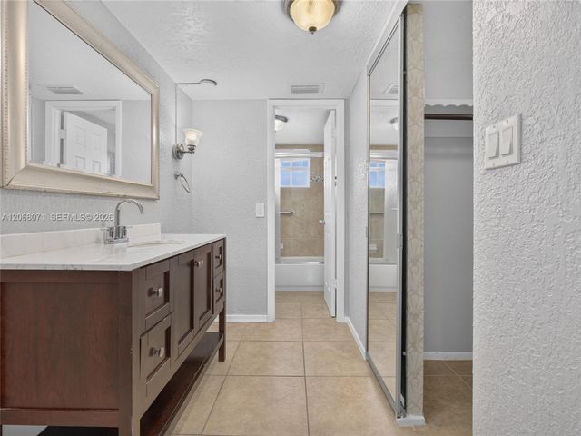 4140 NW 44th Avenue 408, Lauderdale Lakes, FL 33319